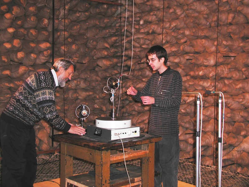 Сотрудники кафедры акустики Н.Виноградов и А. Шилкин проводят эксперимент в безэховой камере кафедры